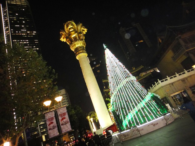 写真: 久光クリスマスツリーと静安寺の塔