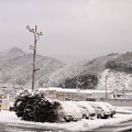写真: 電灯と雪と山