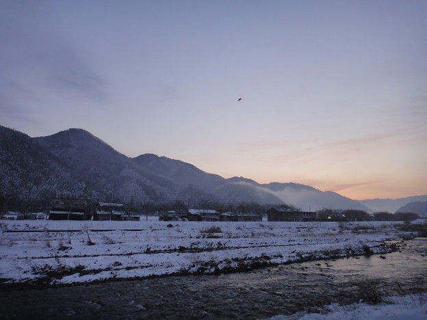 写真: 夜明け前の川と空と山と鳥