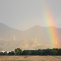 写真: 三日月山にかかる虹
