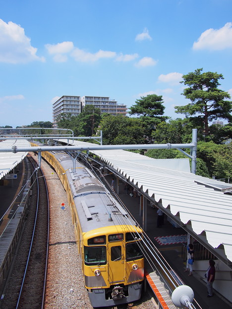 8.20の萩山駅と空と電車