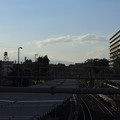 写真: 夕暮れ時の萩山駅から
