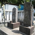 写真: 虎狛神社(佐須)-06庚申塔？と観音像?_鳥居ある通りの右
