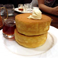 写真: スフレパンケーキ、高さはこれくらい