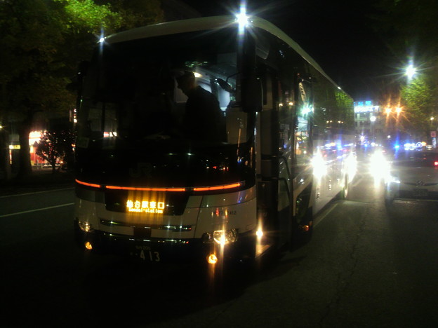 写真: 定刻よりやや遅れて到着した、JRバス東北の仙台行き夜行バス。割り当...