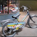 写真: 角の自転車