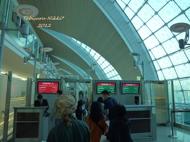 写真: ドバイ空港 おしゃれなターバン！