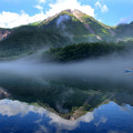 写真: 映り込む焼岳