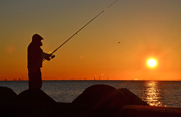 写真: 朝の釣り人