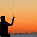 写真: 朝の釣り人