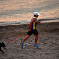 写真: 愛犬と走る