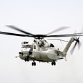 写真: MH-53飛来