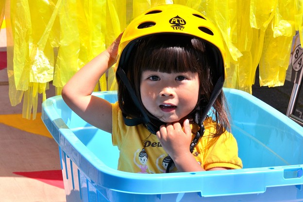 写真: 黄色いヘルメット