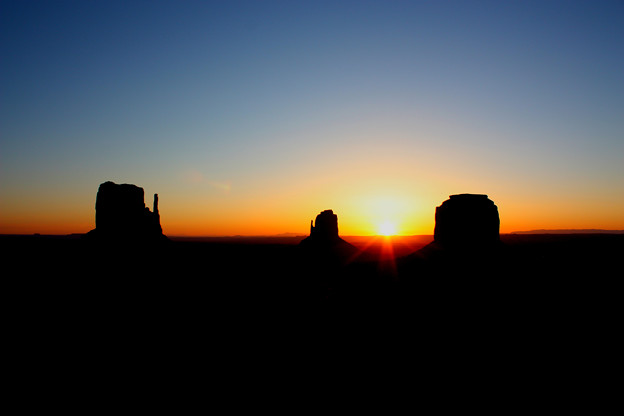 写真: 大地の夜明け　~Monument Valley~