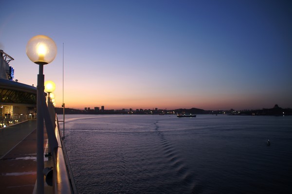 写真: 船から見た夕刻の出航風景