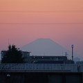 写真: どんどん暮れて薄れる富士山