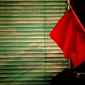 写真: 赤い旗