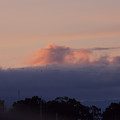 朝焼けの空に浮かぶ大きな茜雲