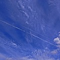 写真: 飛行機雲の見える空　１