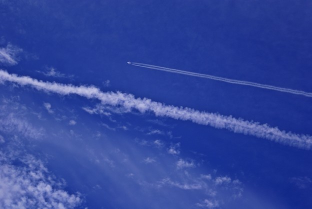 写真: 飛行機雲の見える空　２