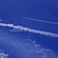 飛行機雲の見える空　２