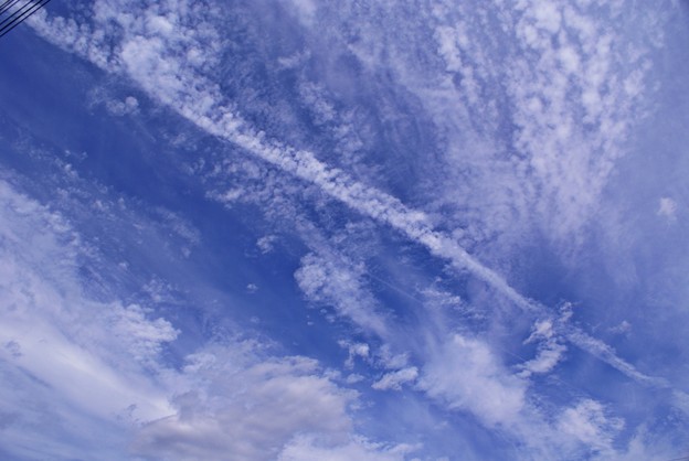 飛行機雲の見える空　３