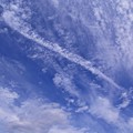 写真: 飛行機雲の見える空　３