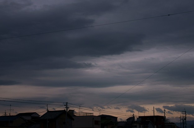 写真: 黒雲に覆われた日