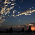 写真: 橋杭岩と日の出1