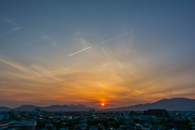 写真: 夕焼けと飛行機雲