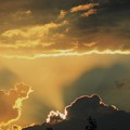 写真: 夕景・・黒い積乱雲からの光芒　　09：03