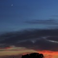 夕景・・夕焼けの空に月（五日月）　　　09：09