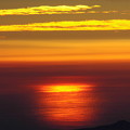 写真: 雲海に映る夕日
