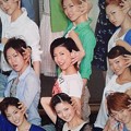 写真: 宝塚プチミュージアムにて、花組集合写真の春風弥里さん。右上からキ...