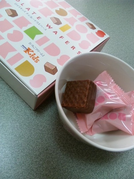 写真: ROYCE' ロイズキッズ　チョコレートウエハース［いちごクリーム］