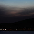 写真: 彗星のある北上川夕景