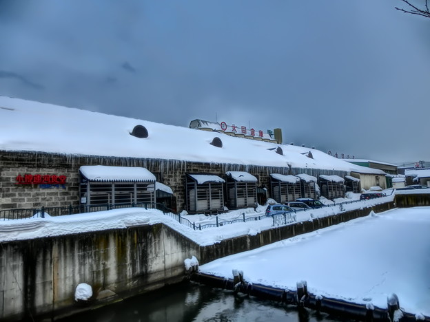 写真: 小樽運河最終地点と大同倉庫