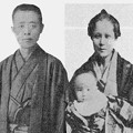 写真: 新原家の家族写真；Family photo of Niihara home　敏三、フク、竜之介（芥川）