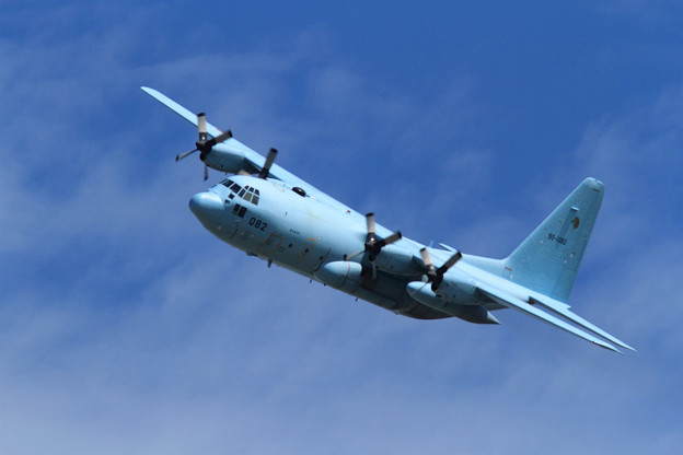 写真: 自宅上空を通過するC-130H輸送機（2012/10/13）