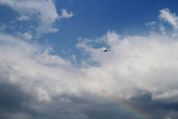 写真: 虹と出雲空港へ向かうJAL機