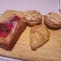 写真: 木苺のブリオッシュ、バラのミニ クロワッサン、2個のコンベルサシオン。全てジョエル ロブションで、買ったパン