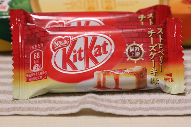 Nestle KitKat 横浜土産 ストロベリー チーズケーキ味 1
