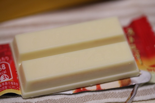写真: Nestle KitKat 横浜土産 ストロベリー チーズケーキ味 2