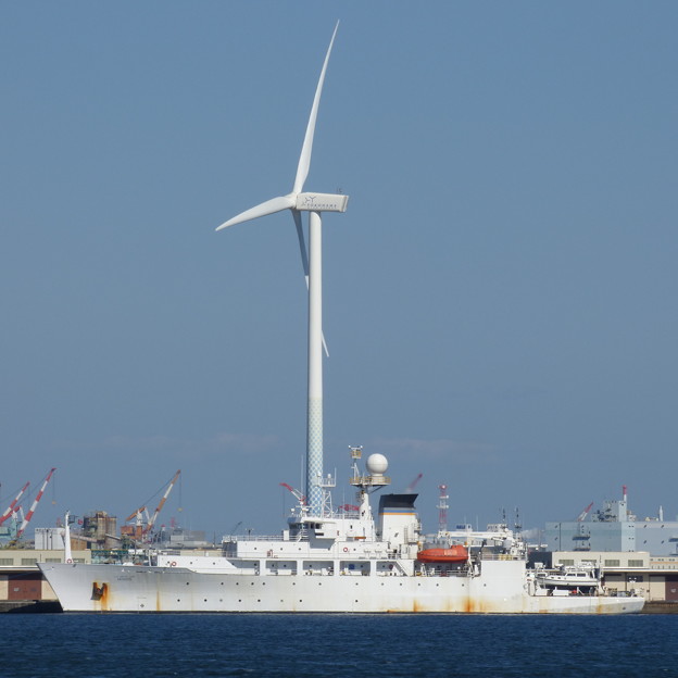 写真: 風車と船