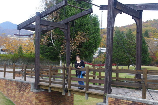 写真: 彫刻公園内の跳ね橋