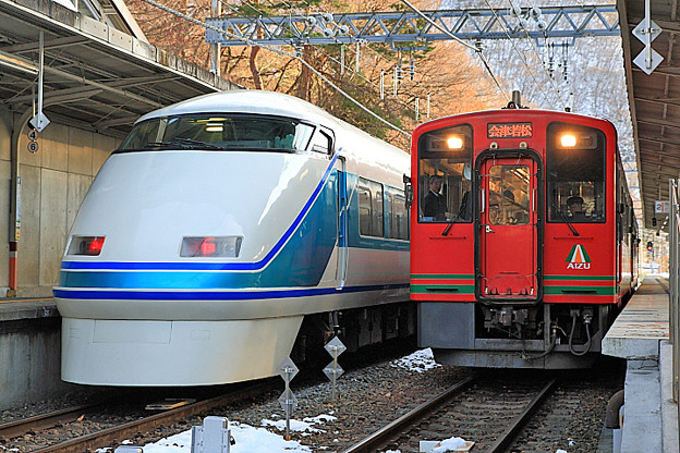 写真: ５７３４列車 と ３１２１列車