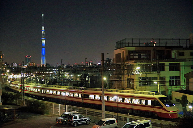写真: 東京スカイツリー と ２５０系　【特急】りょうもう号