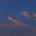 写真: 月と夕焼雲