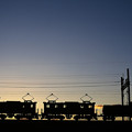 写真: 夕暮れの貨物列車