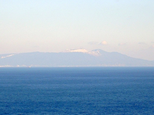 写真: 尾ヶ崎ウイングから見た冠雪した伊豆大島（静岡県下田市）